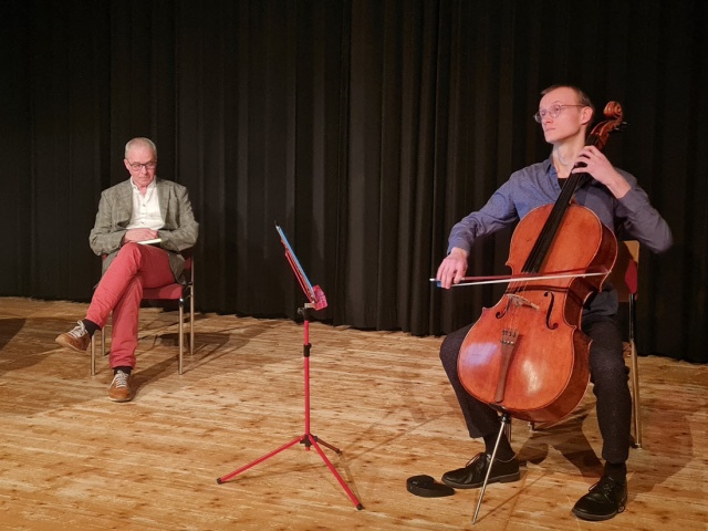 Willis Vorlesepassagen wurden musikalisch ergnzt durch Julian Schnetzlers Darbietungen am Cello.