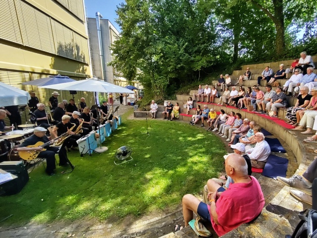 Die Fuchsi-Arena bietet der Band und dem Publikum eine einmalige Ambiance mit richtigem Sommer-Feeling.