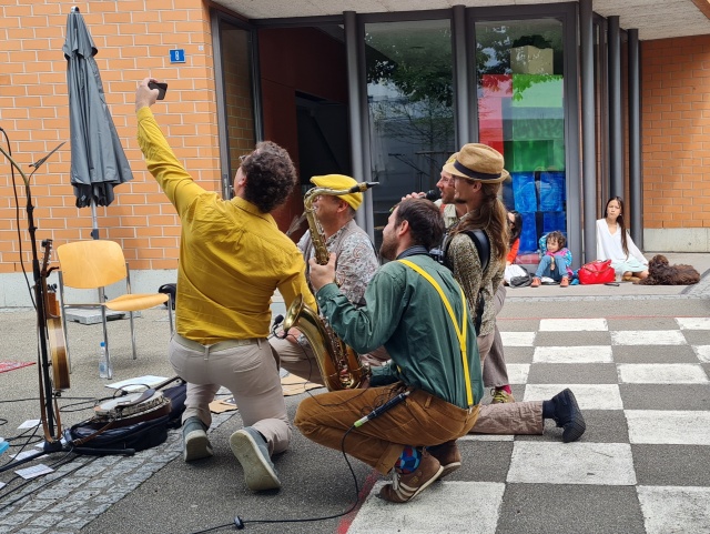 Das Cousintreffen muss natrlich auch in einem Gruppen-Selfie festgehalten sein.