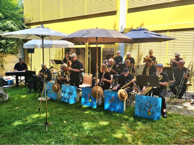 Swing-Klänge in der Fuchsi-Arena: Die Exciting Jazz Crew brachte einen bunten Strauss an frischen Big-Band-Melodien nach Möhlin.
