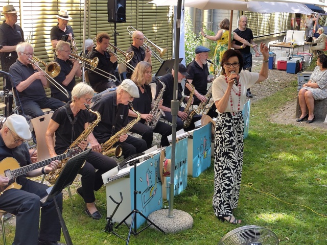 Regi Sager und die Exciting Jazz Crew begeisterten das Publikum der Open-Air-Matinée von 4313Kultur mit swingenden Sounds, die in die Beine gingen.
