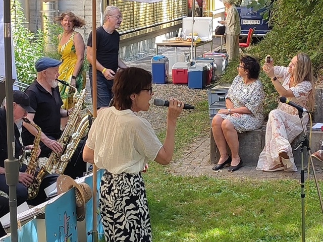 Bei diesen Rhythmen und Klängen ist doch ein Lindy Hop angesagt!