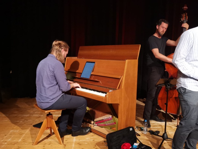Auch Piano (Lukas Gernet) und Bass (Pirmin Huber) kamen zu ihren solistischen Einstzen.