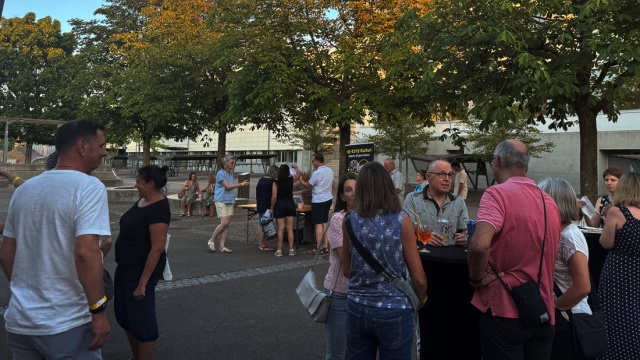 Die Filmfans treffen auf dem Kinogel�nde beim Storebode ein, geniessen den Ap�ro mit Freunden und freuen sich auf die kommenden Filme. (Photo: Lilia Staiger)