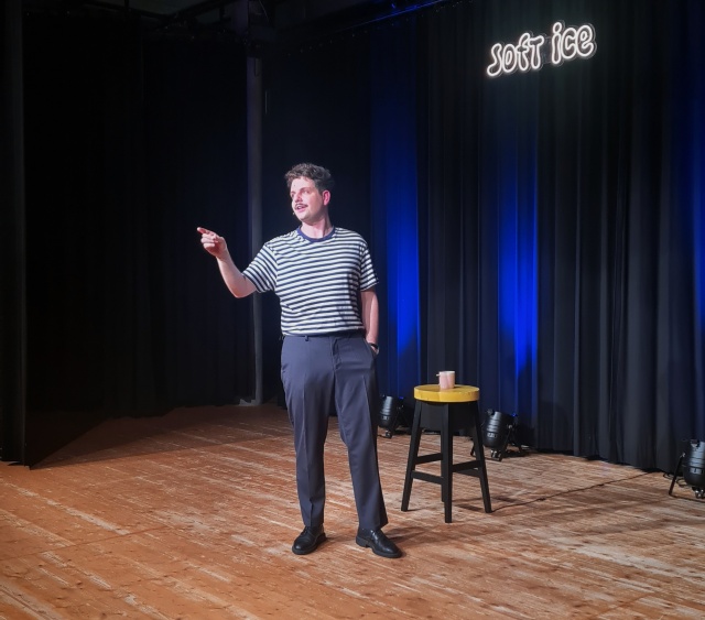 Eine Bühne, ein Hocker und eine Leuchtschrift «Soft Ice»: Nur damit und mit seiner unglaublichen Präsenz fesselte Dominik Muheim sein Publikum einen ganzen Abend lang.