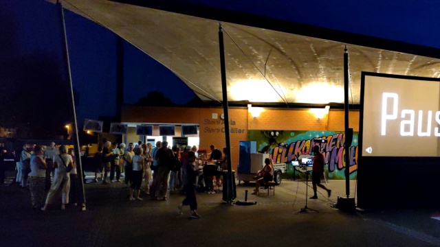 F�r St�rkung der Filmfans sorgen �Michi�s s�sse Backoase� mit frischen Cr�pes und Glac� und die Bar von 4313Kultur mit k�hlen Getr�nken. (Photo: Astrid Pfoster)
