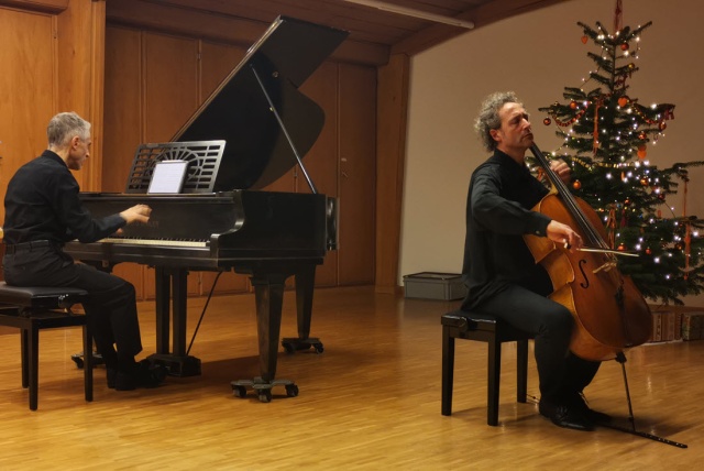 Orlando Theuler (Cello) und Alberto Rinaldi (Flgel) zauberten mit Cellissimo festlich-adventliche Stimmung in den Saal der Kirchgemeinde Mhlin.