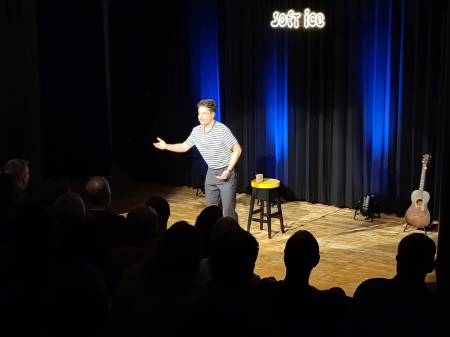 Dominik Muheim liebt sein Publikum, erst recht wenn er sich im vollbesetzten SteinliChäller wie zu Hause fühlt.