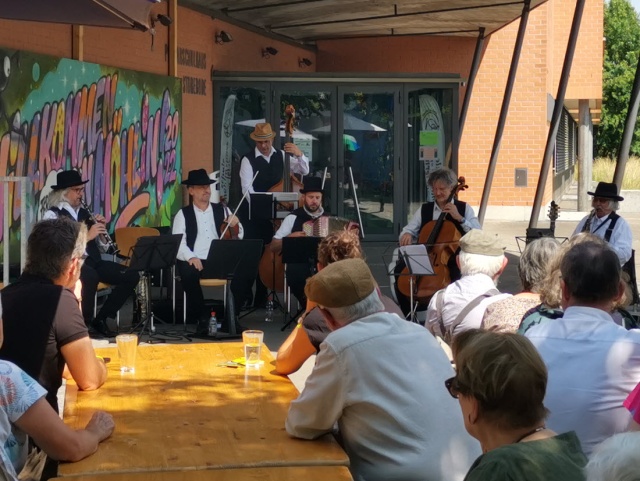 Bei schnstem Sommerwetter erfreute die Hanneli-Musig bei der Open-Air-Matine das Publikum mit lpfigen Gassenhauern in bekannten und auch in ungewohnten, aber packenden Arrangements. 