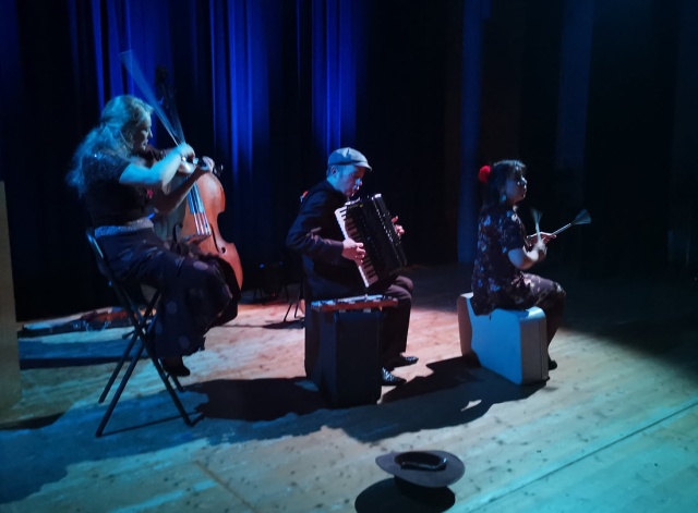 Täuschende echte Sounds zur Dampfzugfahrt mit Akkordeon (Marc Hänsenberger), Violine (Juliette Du Pasquier) und Besen (Vicky Papailiou).