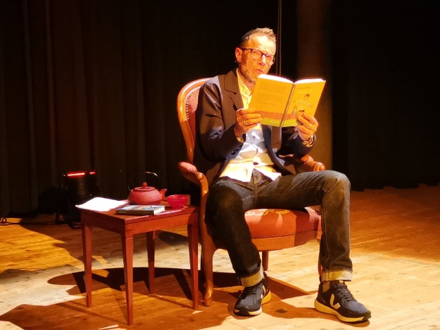 Ein gemütlicher Sessel und eine Tasse Tee: Bänz Friedli liest aus seinen Büchern.