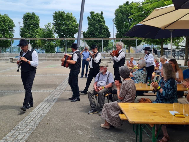 Eine "Abschiedstourne" auch im wrtlichen Sinn: Bei ihrem letzten Stck marschierten sie rund um und durch das Publikum.