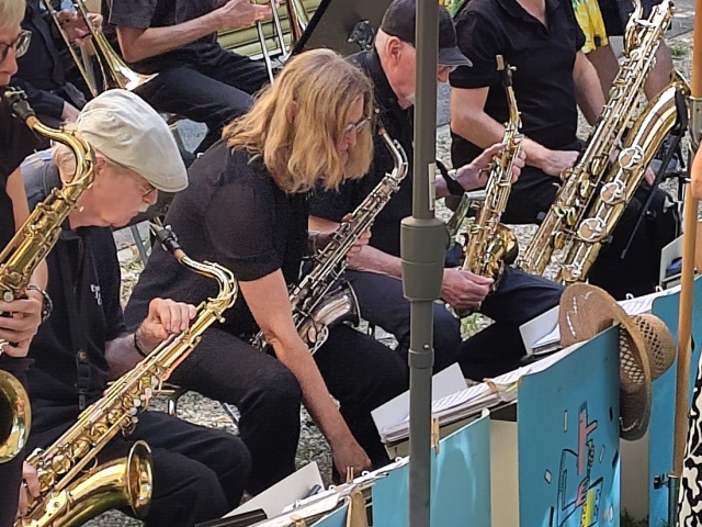 Zum swingenden Sound trugen auch die Saxophonistinnen und Saxophonisten viel bei.