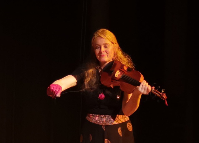 Ja, auch mit einem Nylonfaden kann Juliette Du Pasquier einer Geige ganz neue, spannende Töne entlocken. Ein besonderes akustisches Erlebnis!
