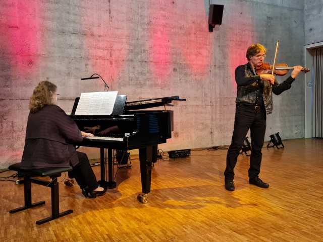 Der Geigenbogen ist das Mass fr die Reise um die Welt: Bernadette Schmidlin (Piano) und Matthias Mller (Violine) nahmen das Publikum mit von der Puszta bis zu James Bond.