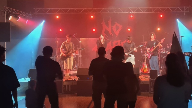 �The Returners� rissen das Publikum in der SteinliAula mit. Sie �bernahmen die B�hne von �Mock Out�, bevor �No Caps� den Abschluss des Storeground-Bandfestivals bildeten. (Photo: Astrid Pfoster)