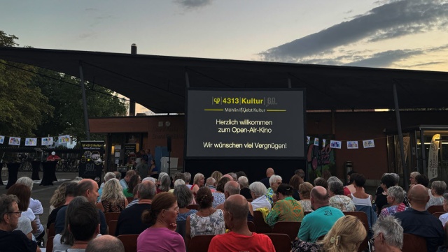 Bei bestem Filmwetter sind alle Pl�tze besetzt und der erste Openair-Kinoabend der Kulturkommission startet gleich. (Photo: Lilia Staiger)