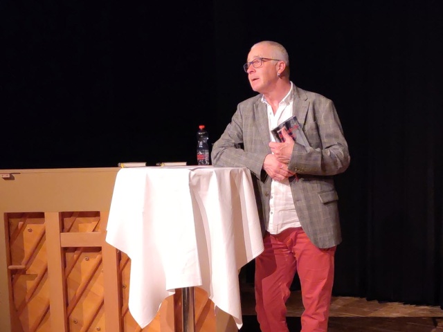 Der Laufenburger Autor Martin Willi nahm das Publikum mit hinein in die Welt der Kriminalkommissarin Petra Neuhaus.
