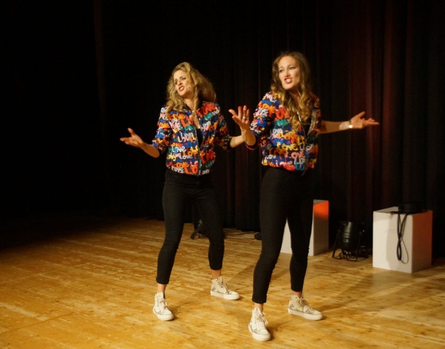 Mit einer Choreo zu "Mission Impossible eröffneten die "Missen Impossible" Rebecca Ritz und Linda Carmen den Abend.