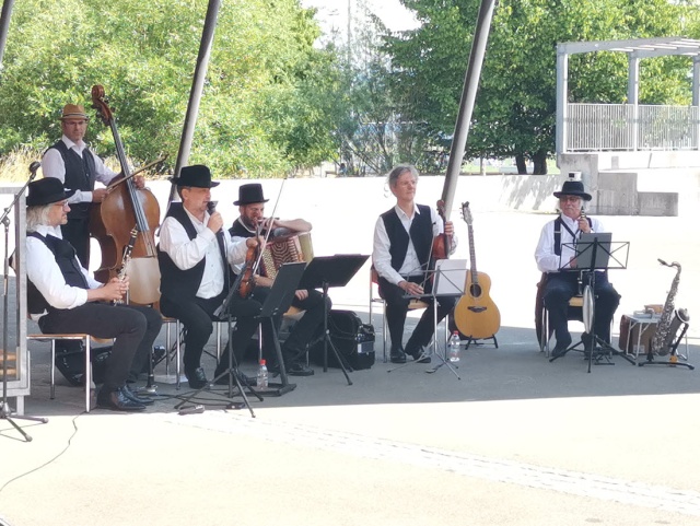 Das bekannte Volksmusikensemble Hannelimusig machte Station in Mhlin auf ihrer Abschiedstourne, auf der die sechs Musiker mit zahlreichen Gassenhauern (so auch der Name ihres Programms) das Publikum in ihren Bann zogen.