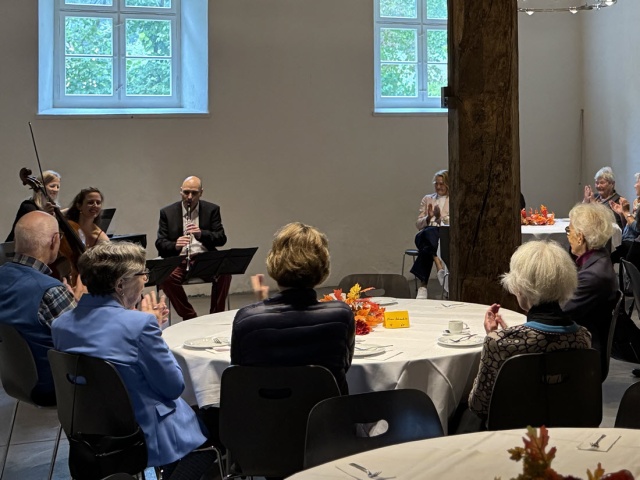 Kaffeehausmusik im Mhlekeller der Villa Kym in Mhlin: Musik und Geschichten und natrlich mit Kaffee