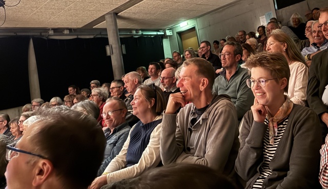 Die Gste im voll besetzten SteinliChller sind fasziniert.