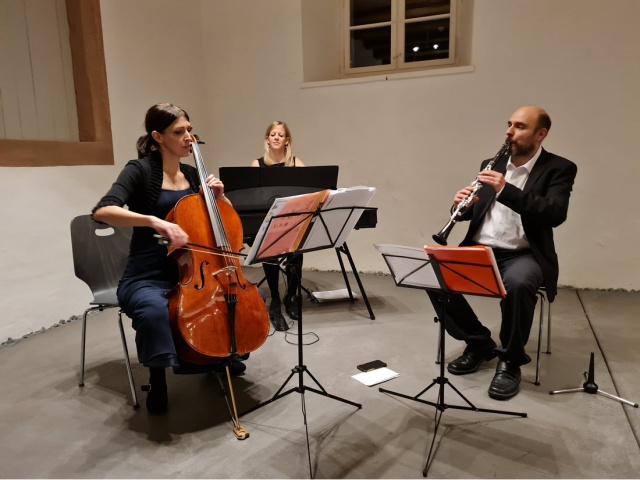 Beschwingte Melodien im Kaffeehaus der Villa Kym: Trio Sorriso fr die Ohren und Kaffee und Kuchen fr den Gaumen. 