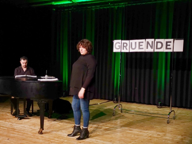 "Nachsitzen. Aus Grnden": Der Garderobenstnder mit den Buchstaben stand im Mittelpunkt des Abends und der Bhne. Mit ihm stellte Patti Basler immer wieder neue und berraschende Worte zusammen.
(Photo: Dominik Pfoster)