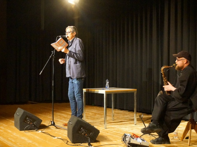 Mit ihren Sprach- und Saxophonsounds faszinierten Pedro Lenz und Simon Spiess das Publikum im SteinliChller. 