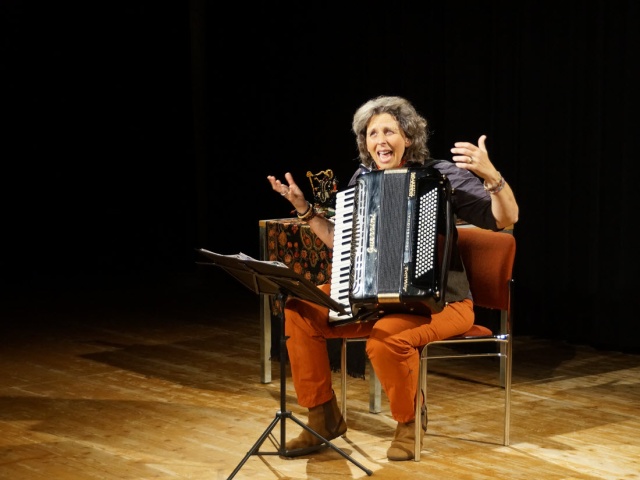 Einladung zum Mitdenken und Mitsingen: Olga Tucek nimmt das Publikum mit in ihre Musik und Gedanken darüber, was die Welt bewegt und wo denn Gott wirklich hockt.