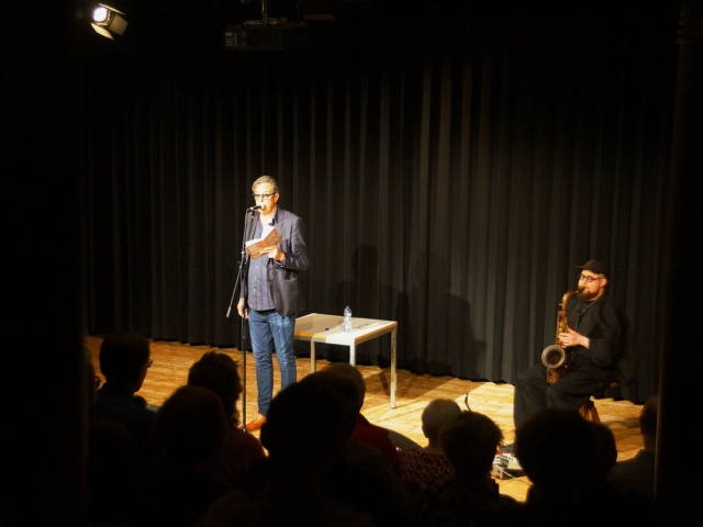 Pedro Lenz und Simon Spiess lockten auch an einem lauen Frhlingsabend viele Gste in den SteinliChller.